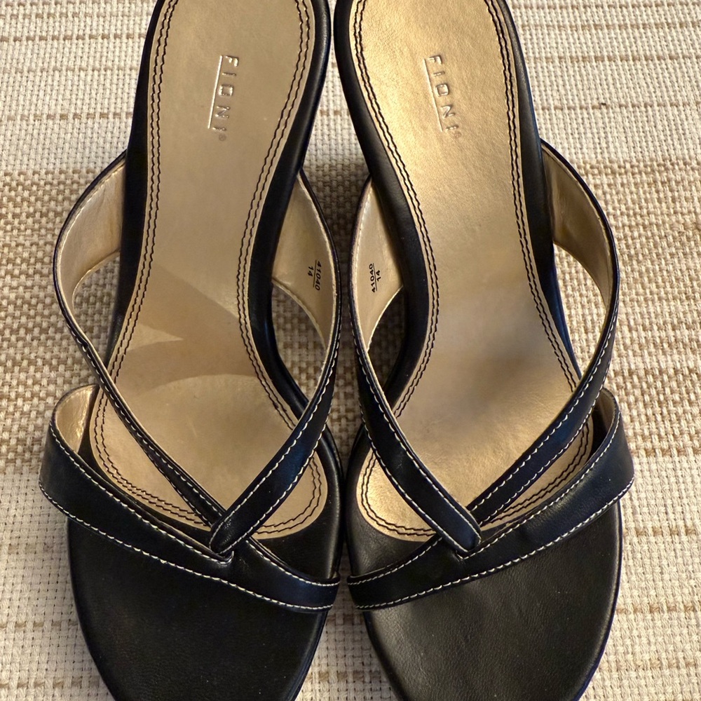 FIONI Clothing Black Sandals with Geometric Straps